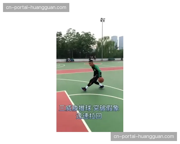 场边有趣一幕：小球童迅速捡回界外球，助攻主队快速发出边线球形成传中