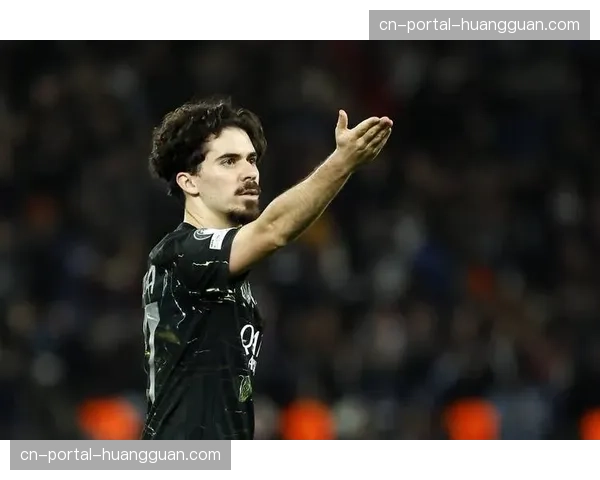 官方:巴黎圣日耳曼与17岁青训中场小将签订首份职业合同 官方:巴黎圣日耳曼与17岁青训中场小将签订首份职业合同