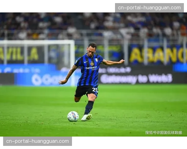 意甲俱乐部开展“足球进校园”活动,国米传奇萨内蒂赴米兰小学指导训练。