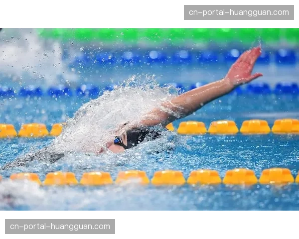 女子200米仰泳决赛，美国选手凯莉·弗利金杰击败卫冕冠军夺冠