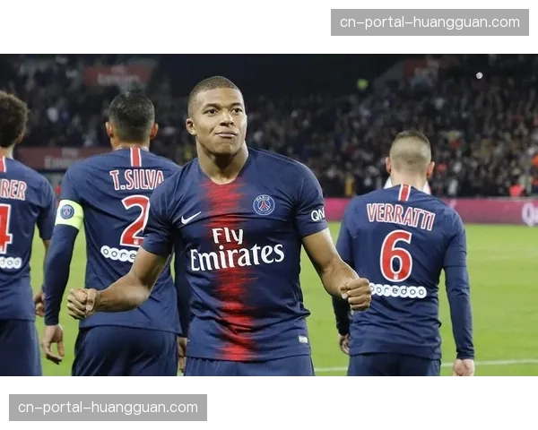 备战动态：巴黎圣日耳曼全队抵达马德里，姆巴佩神情轻松现身训练场